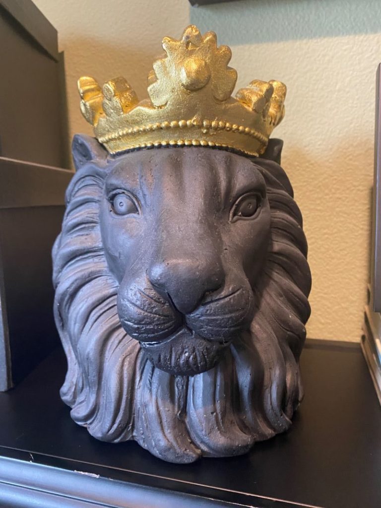 statue of lion head wearing a crown